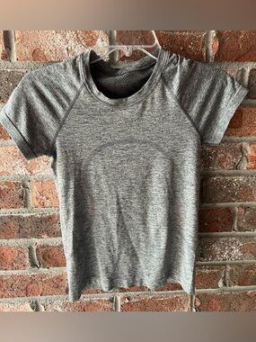 Lululemon TECH SHORT SLEEVE
Gray Swiftly - size 4